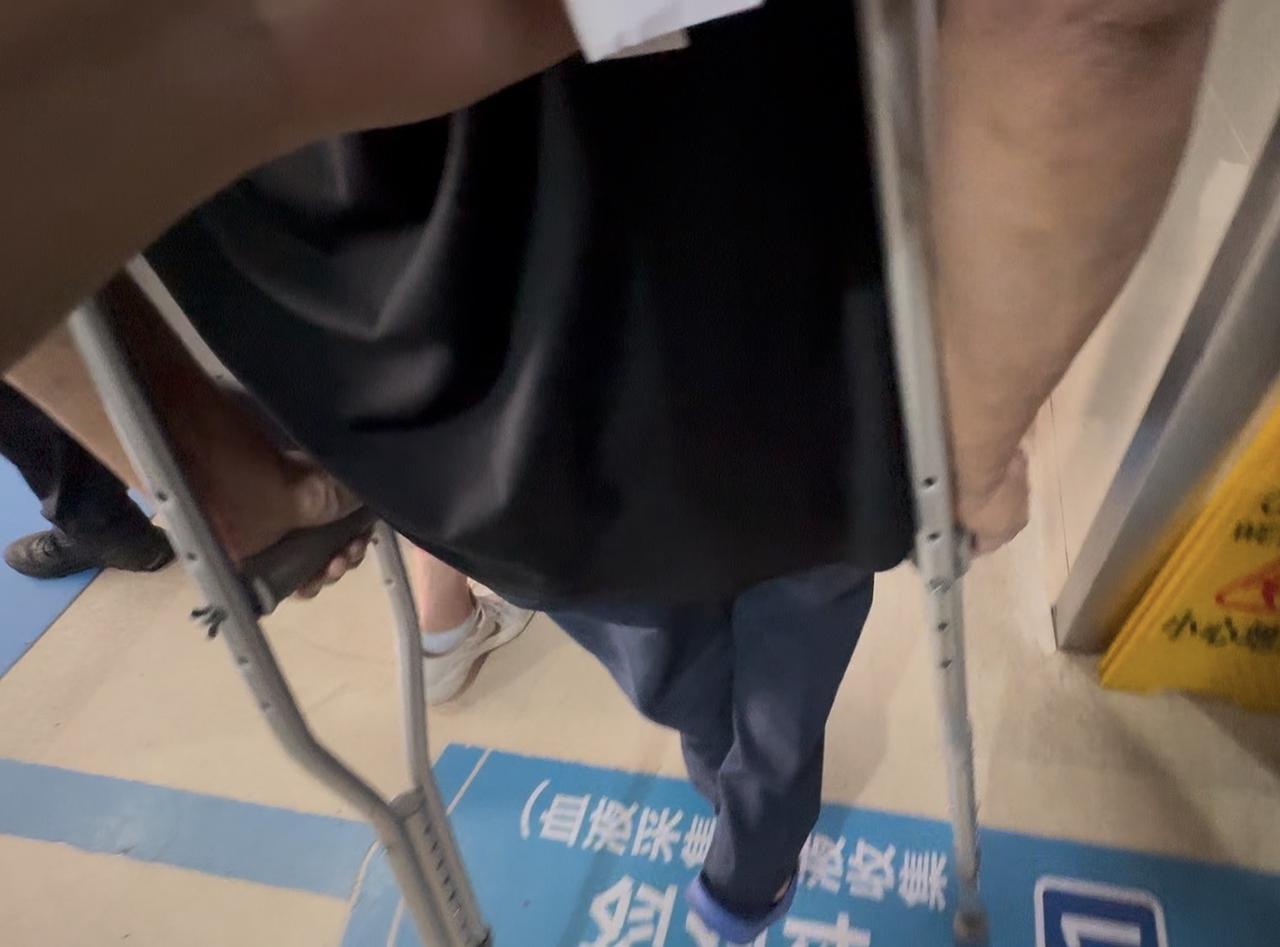 下午陪老爸去骨科看腿。他3月份脓毒症出院，发现神经末梢受损右脚不能上抬以后，