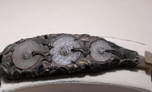 1951年河南农村，有个叫小玉的姑娘带着羊群上了山。她特地给领头的公羊绑了横木棍