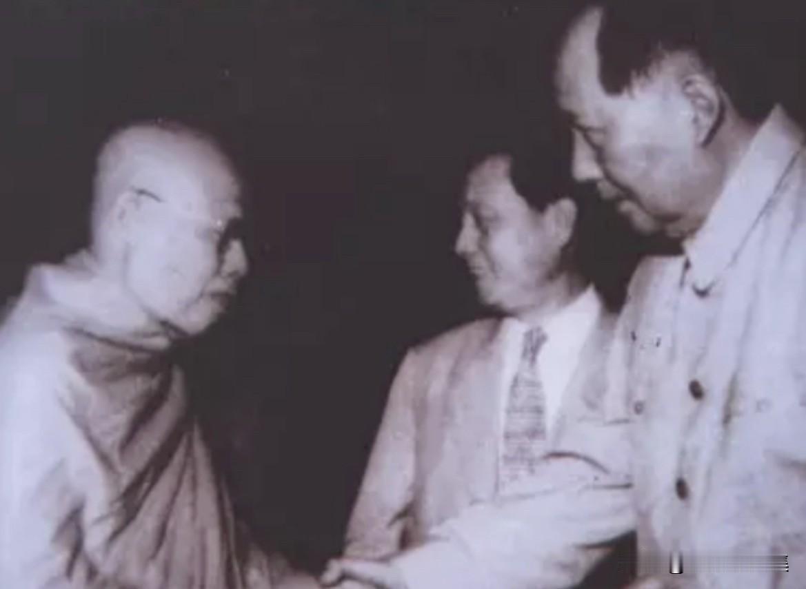 1958年6月，赵朴初（右二）陪同毛泽东会见東埔寨佛教代表团胡达法师。毛泽东以
