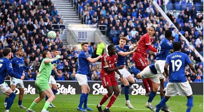 皮尔斯透露定位球分析师马奥尼发现了埃弗顿在角球防守中的阵型漏洞。利物浦成功利用这