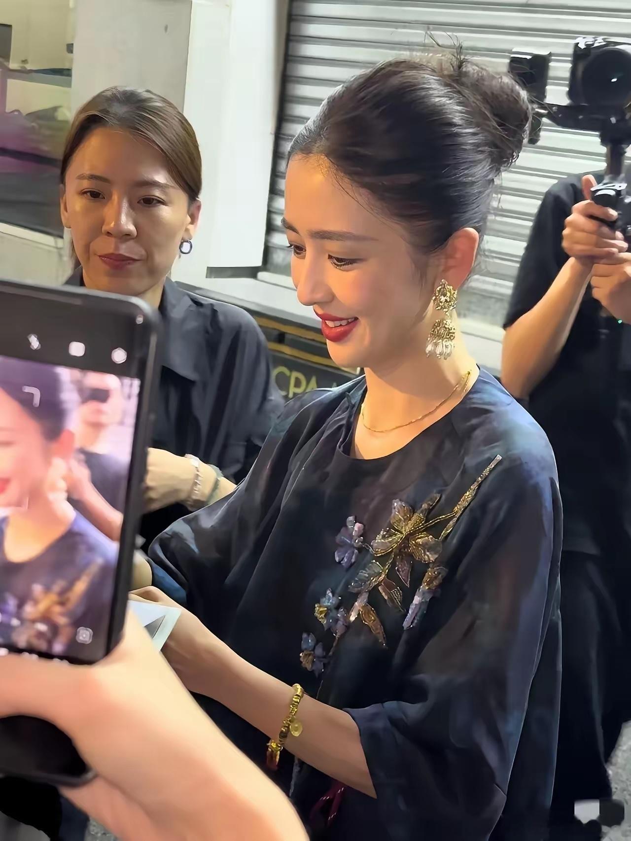 我发现老了有鱼尾纹的都是美女，好像人丑长不出鱼尾纹。