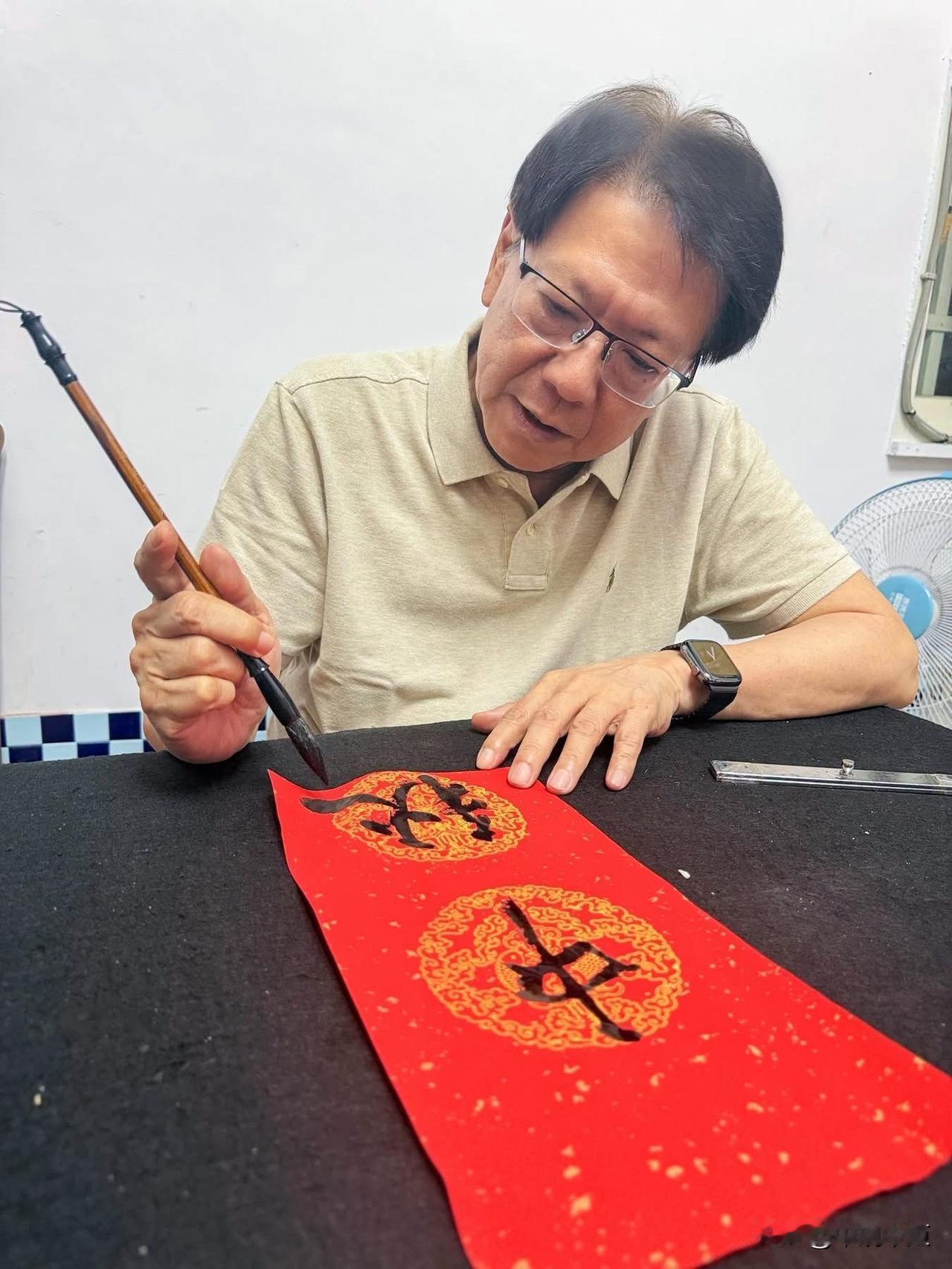 赖办秘书长潘孟安今（27日）在脸书发文表示，中秋节练笔写书法，太久没有写毛笔字了