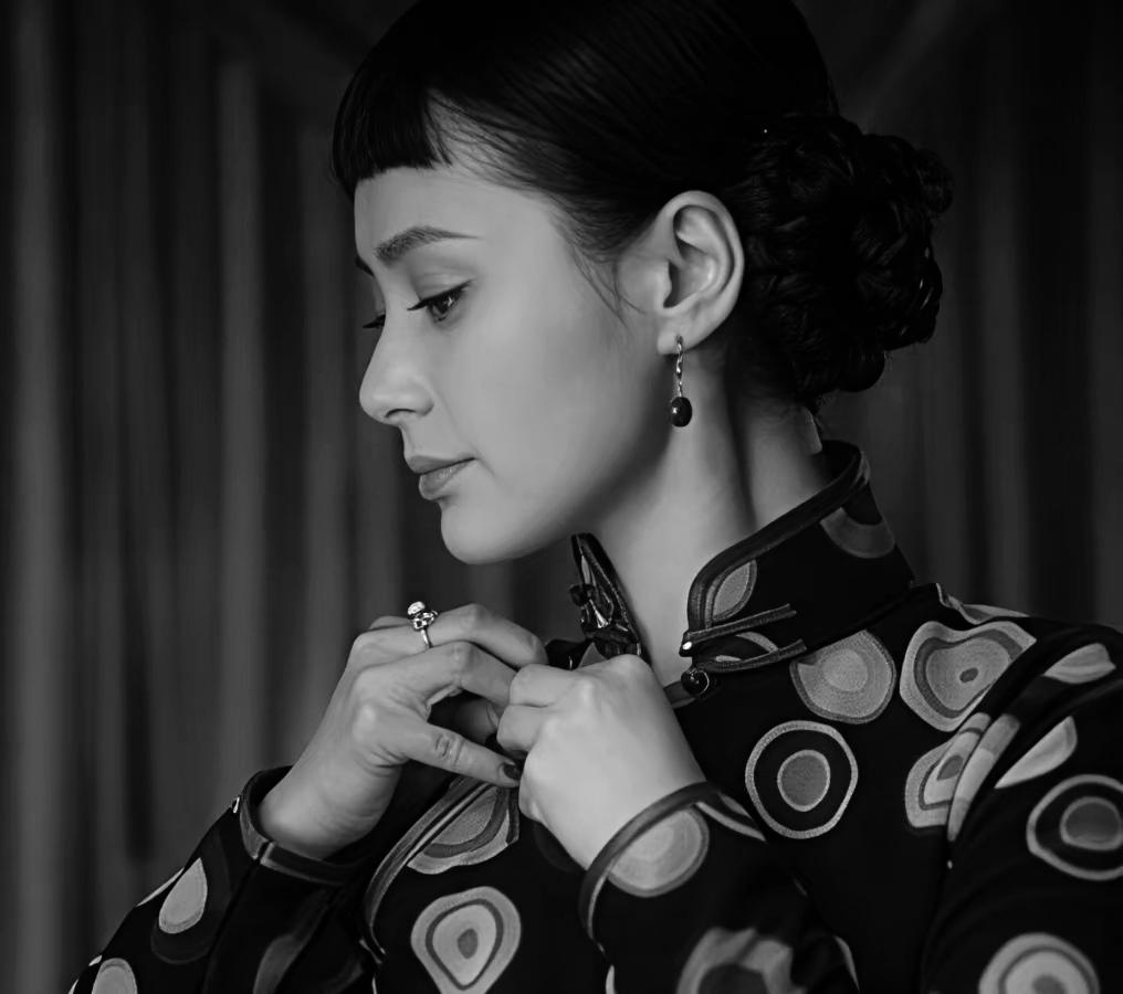 1945年，杨森最漂亮的九姨太蔡文娜正要上床睡觉，突然发现20军军长夏炯出现了自