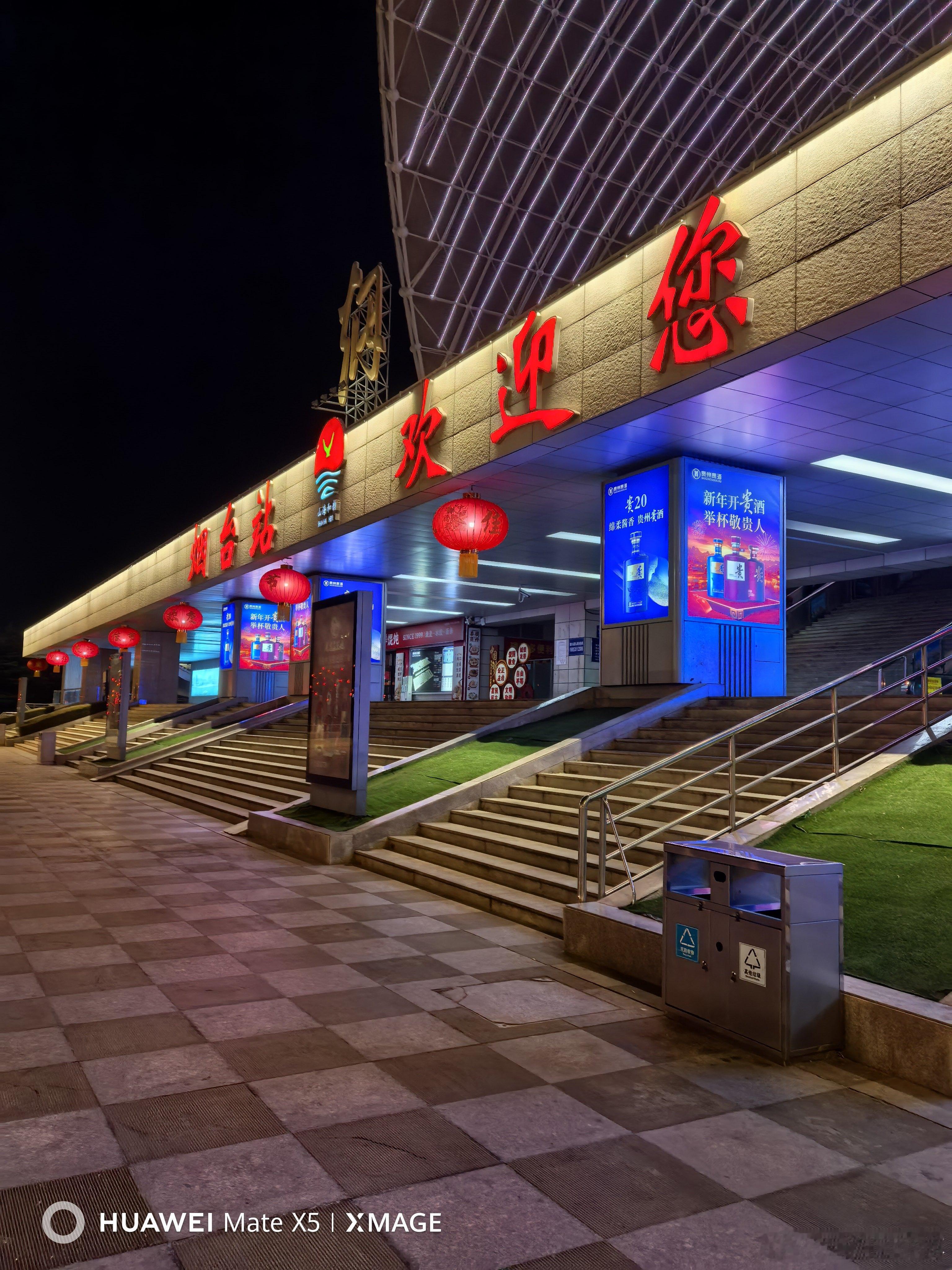 来烟台站，停车场里面停了不少新能源。PS,吐槽一下，鲁F的烟台南站在扩建，好多线