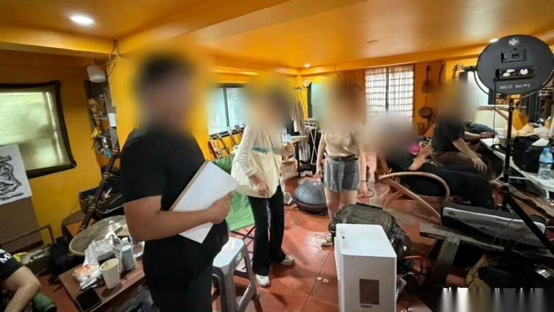 短剧圈又曝奇葩事！8个中国人跑泰国拍短剧，5月8日，泰国清迈一处住宅里，这帮人
