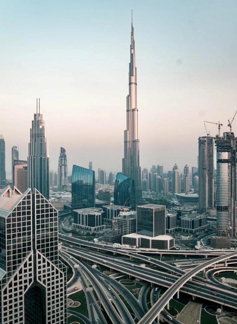 提起迪拜，人们首先想到的就是哈里发塔，七星帆船酒店、棕榈岛，那穿越时空的钢筋丛林