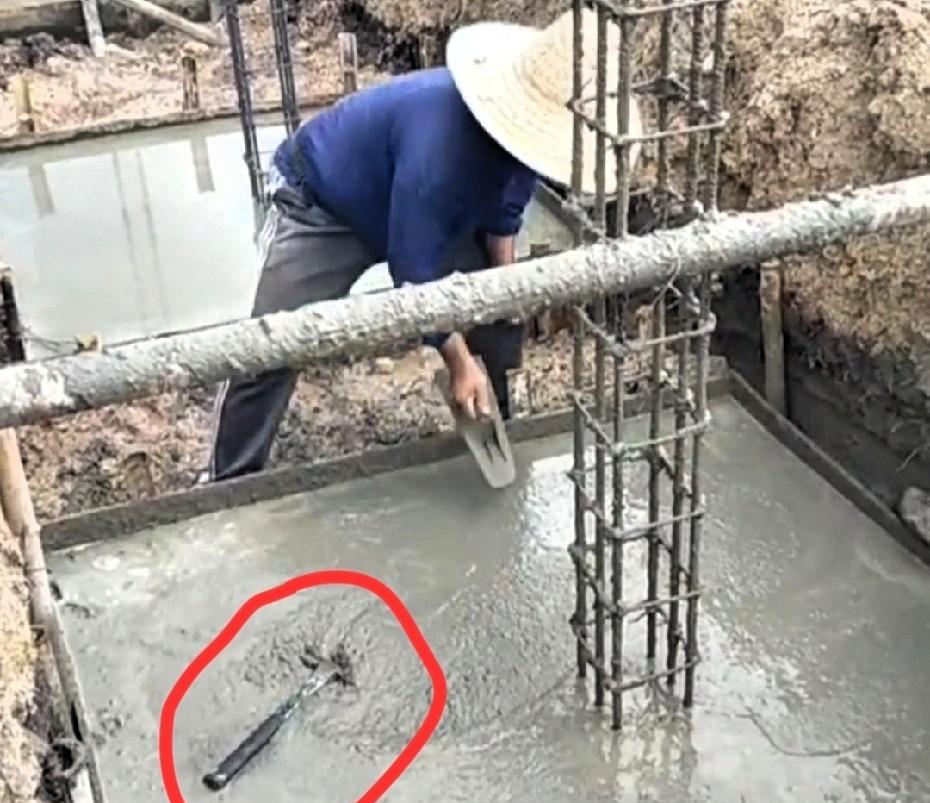 “师傅给混凝土里放斧头，是什么意思？”刚刚刷视频看到，一个老师傅在摸混凝土时，上