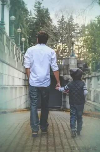 中午八岁的儿子被留在了办公室，班主任语文老师打电话让我去领。到了学校才知道，语文