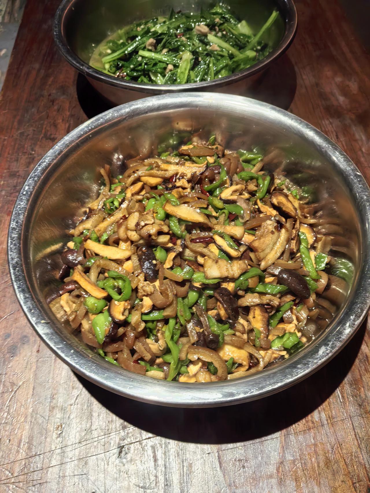 作为天天在灶台前折腾山珍海味的厨师，我敢说——最香的味道，永远藏在后厨的工作餐里