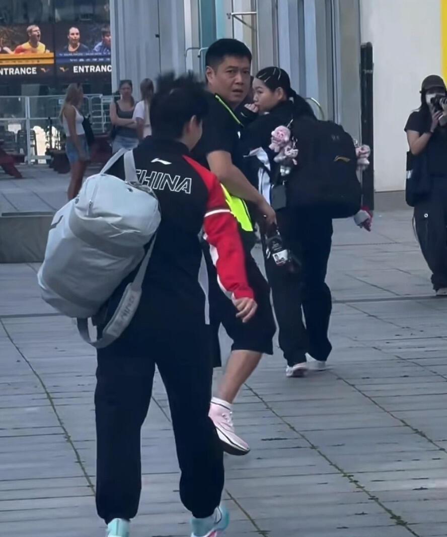 莎莎，佳佳，德华，邱贻可，四个人同行，很稳！莎莎自己背包，跟着邱贻可后面，孙颖