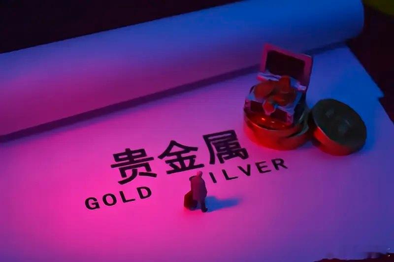 国际金价跌破4500美元了。朋友圈一片哀嚎，买金的骂娘，没买的偷笑。我没买金也没