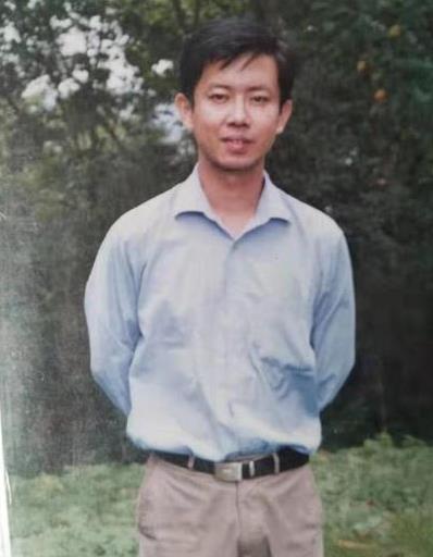 “我宁可去死也绝不道歉”在乡镇教书19年的优秀教师，在亲吻自己孩子后便从长江大桥
