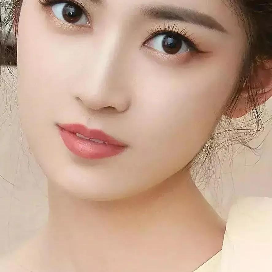 温柔眼眸，甜美微笑，女神气质满分！