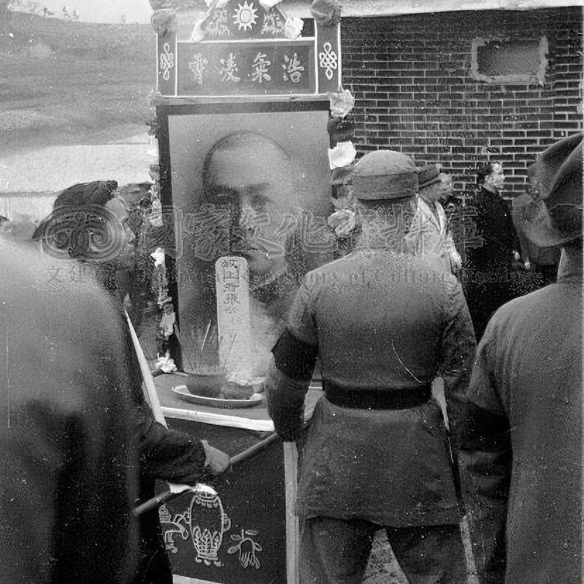 1940年，张自忠将军追悼会上，留存下一张罕见老照片。画面中，将军遗像静静安放于