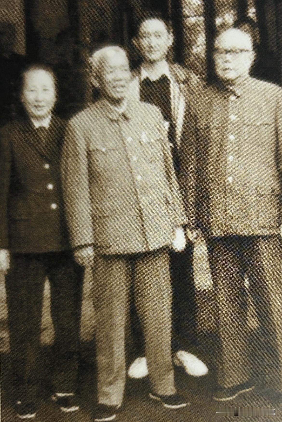 上世纪八十年代，韩先楚（左二）和夫人刘芷（左一）等与李先念合影。1950年，韩先