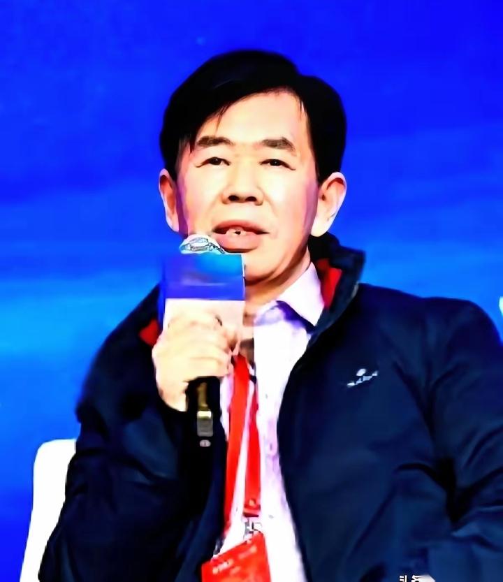 军事专家戴旭有个观点，很扎心。他说我们航母下水，五代机上天，导弹快到没影，家底