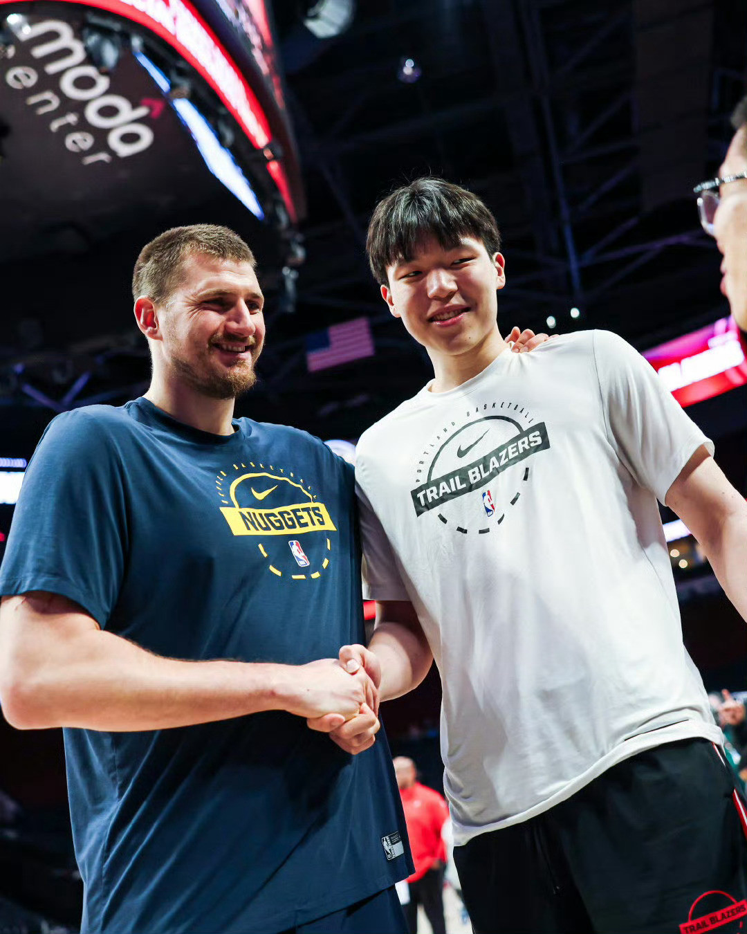 梦想成真！杨瀚森￼赛前和偶像约基奇￼聊天，并拥抱合影。杨瀚森约基奇合影