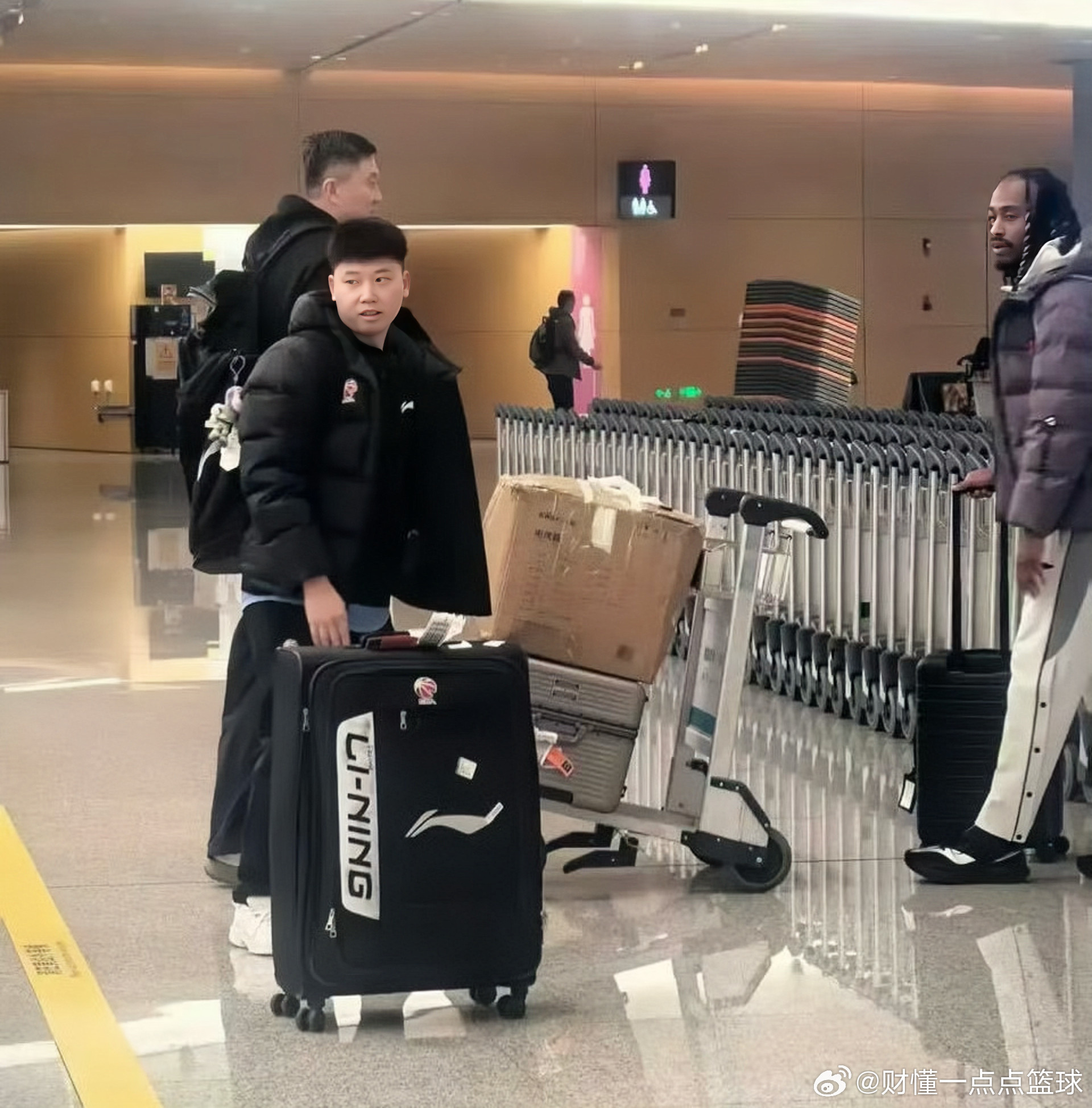 实锤了！麦考尔现身机场，广东首秀稳了！球迷拍到麦考尔和杜锋指导一同现身机场，这下