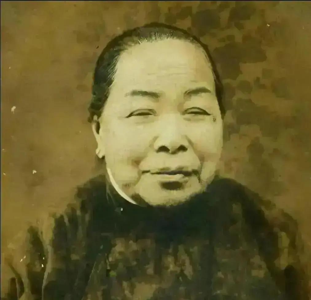 1965年台北机场，94岁的蒋妙月颤颤巍巍走下舷梯，当众喊出了蒋介石，那个几十年没听过的乳名——“瑞