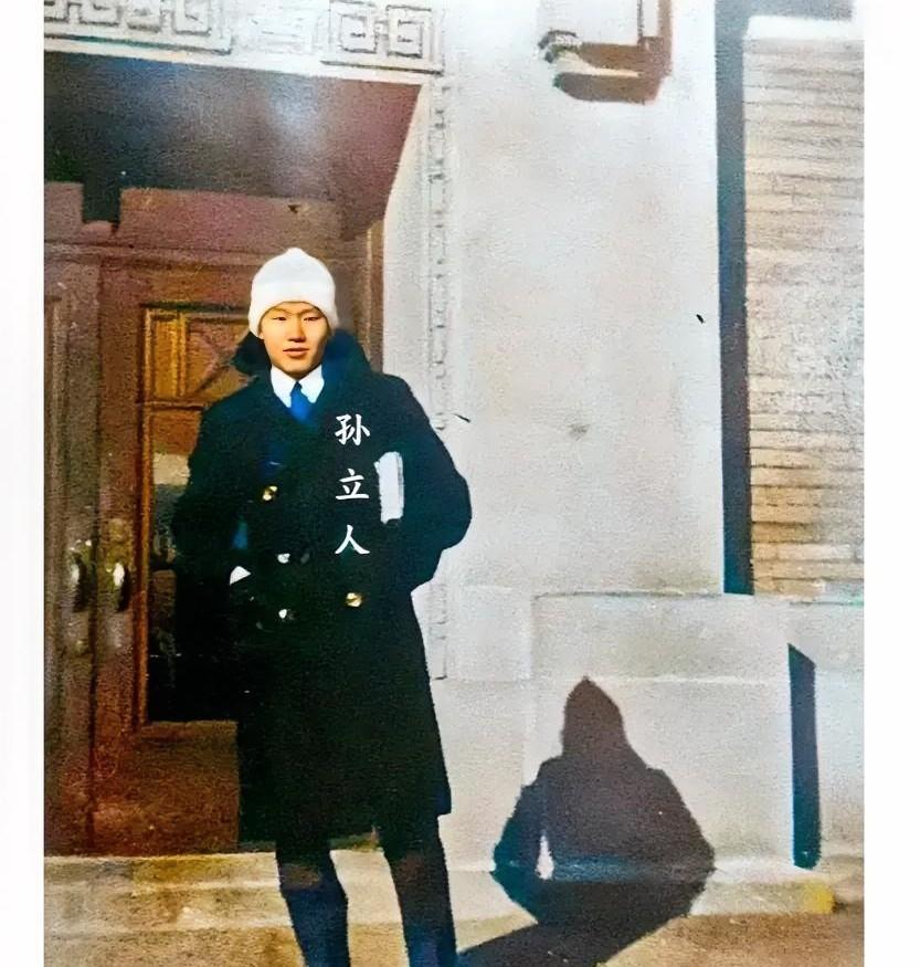1924年，孙立人将军，都看一下吧！这并非演戏，也不是电视剧里的演员，而是他年轻