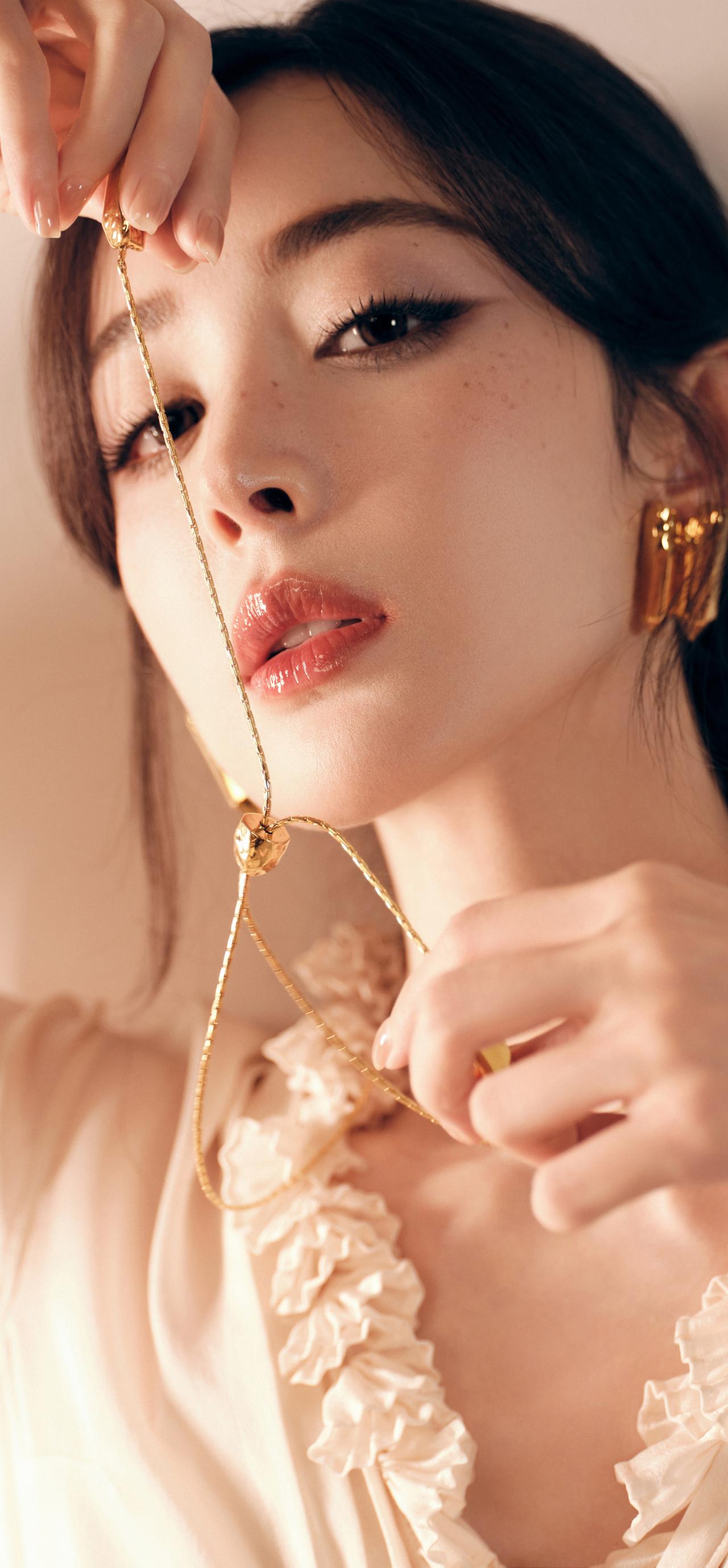 美神娜扎白绸蕾丝边衬衫金丝西裤大长腿黑色一字带细高跟[爱心]这优美的曲线，没