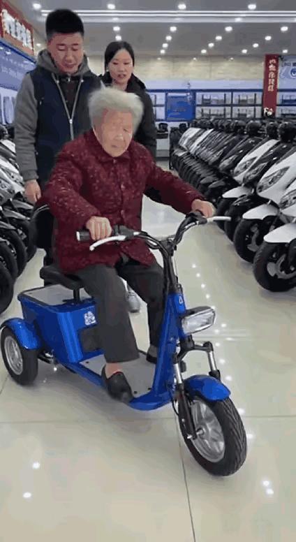 哦豁这一跤摔的还算好老人还爬起来了赶紧上医院看看吧！商家估计吓死了吧车