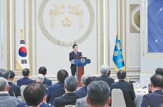 美国开始慌了？2025年12月31日，趁李在明登机访华前，美国接连做出两大举动！