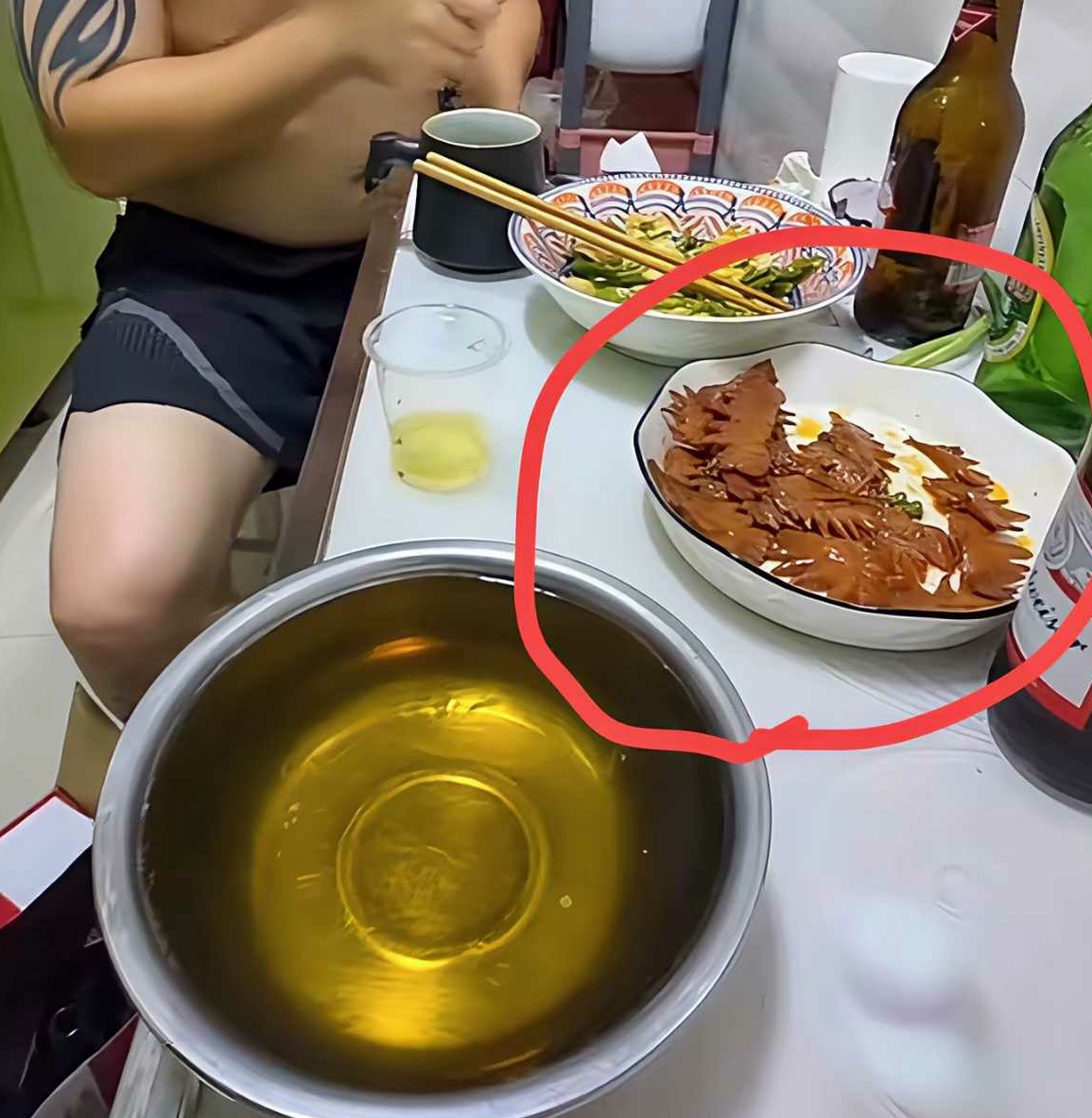朋友端上来一盘菜，从来没吃过