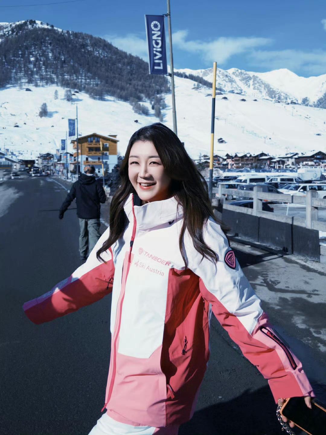 2月11日，陈梦工作室晒出了一组陈梦在米兰拍的美照，照片中的陈梦，穿着撞色休闲外