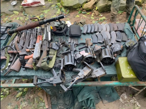 为什么打败仗就会丢弃武器装备？图为柬埔寨军队丢弃的一些武器和弹药，被泰国军队发