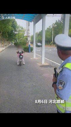 “没想到上人民日报了！”河北邯郸小姑娘骑电动车没戴头盔，看见前面有交警，她没有掉