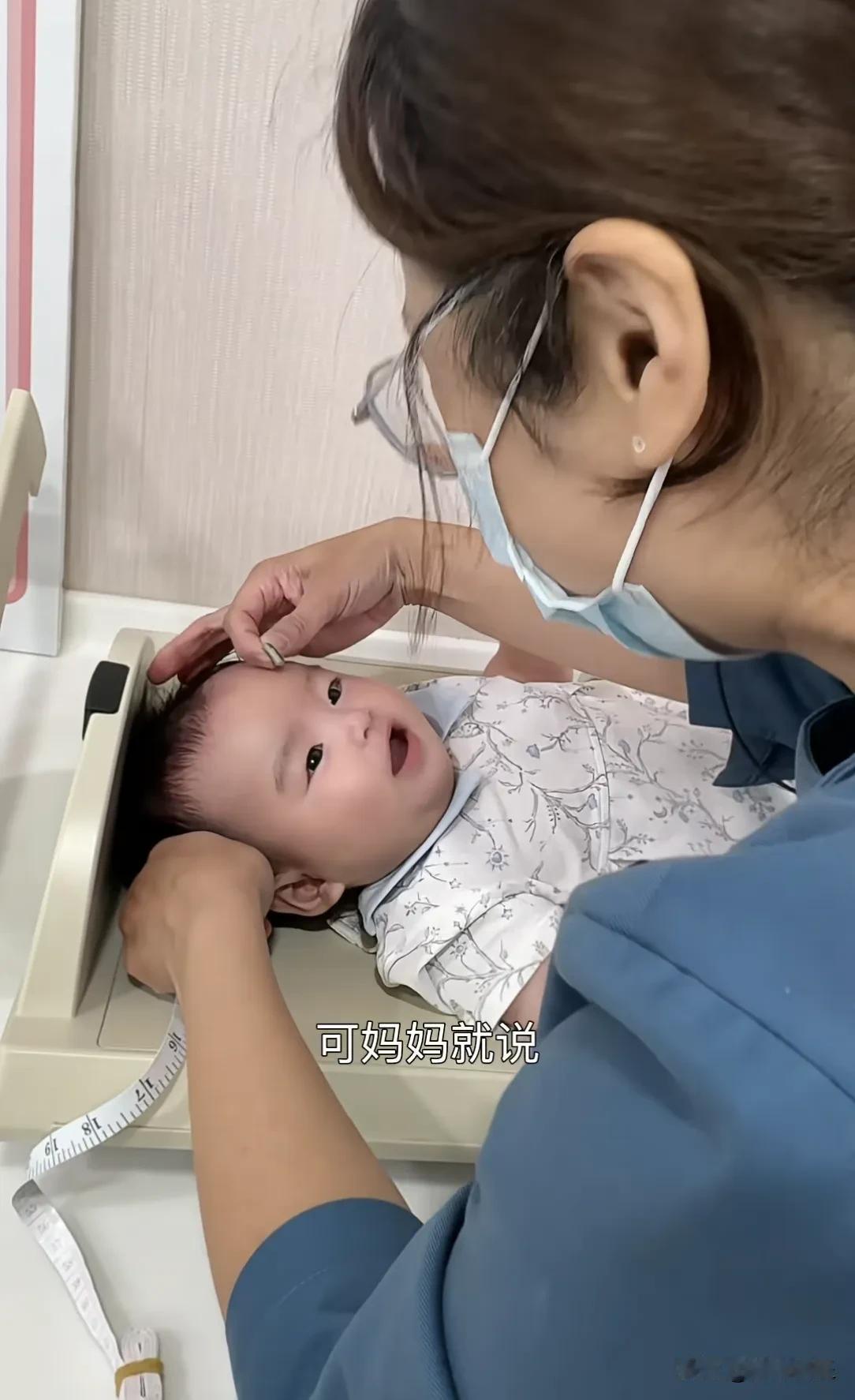 汪吉辰不认生，和护士姐姐都聊上天了。