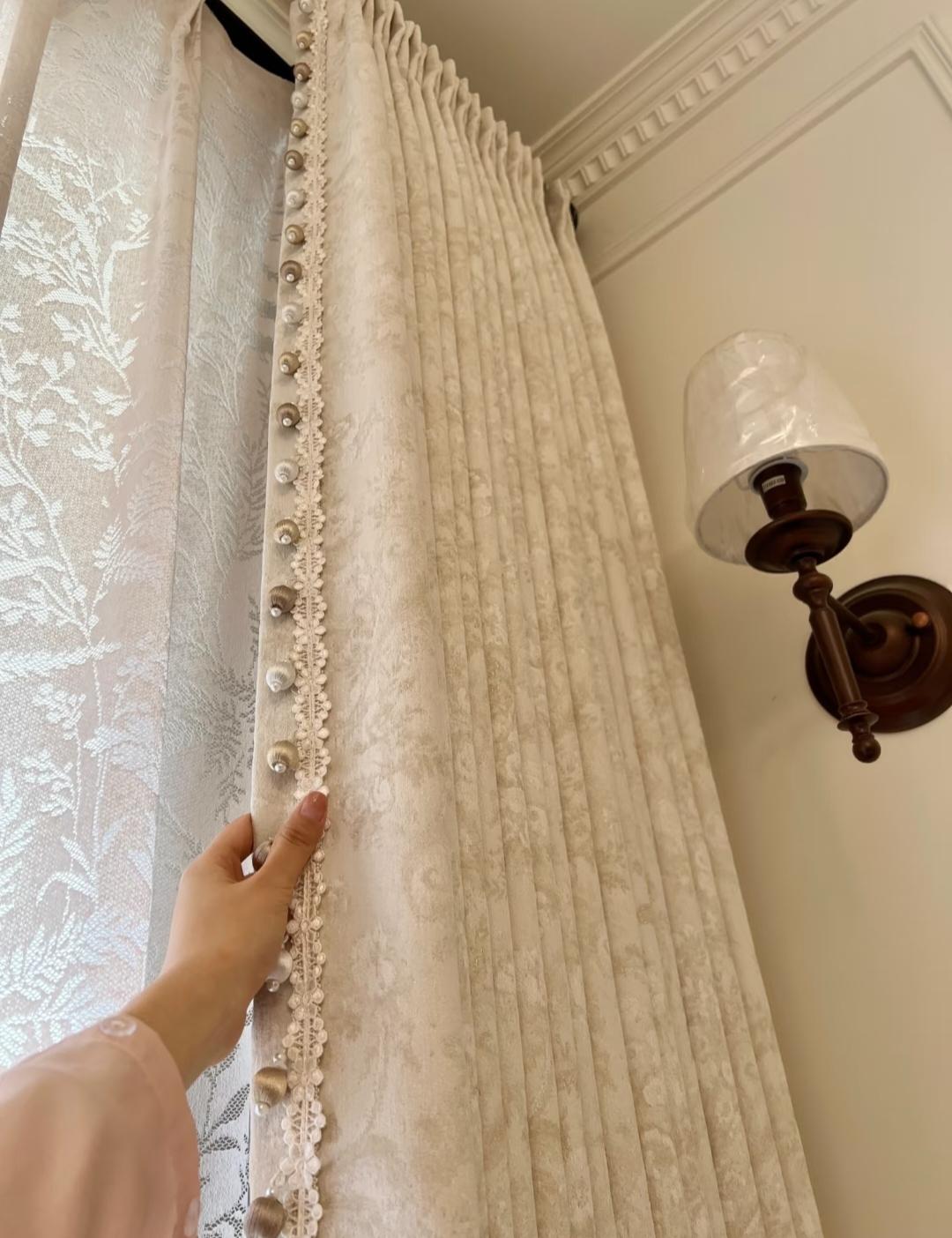 直到昨天我才知道原来窗帘不能每年都洗!之前一到夏天，我总会把全屋里的窗帘都摘