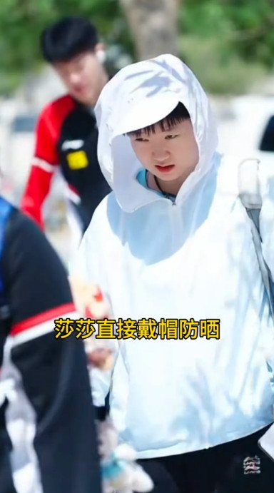 莎头多哈趣事：莎莎大头头顶白布，邱贻可“半吊子英语”引笑，太可爱啦邱怡可说莎