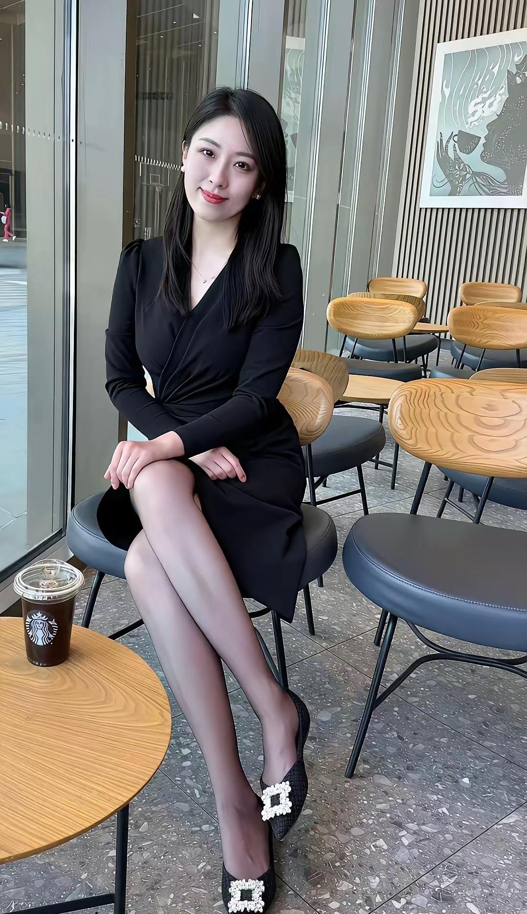 身材匀称曼妙，高挑修长，太像李主任了，多少人的梦中情人！