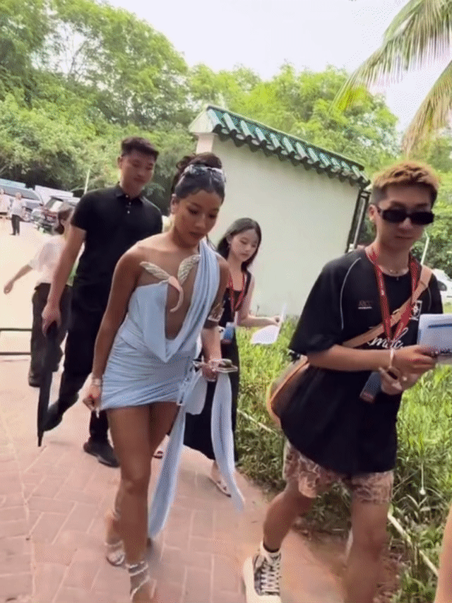 吉克隽逸裙子好短边走边拉吉克隽逸气场全开走台，短裙随步伐摇曳，她边走边轻拉裙摆