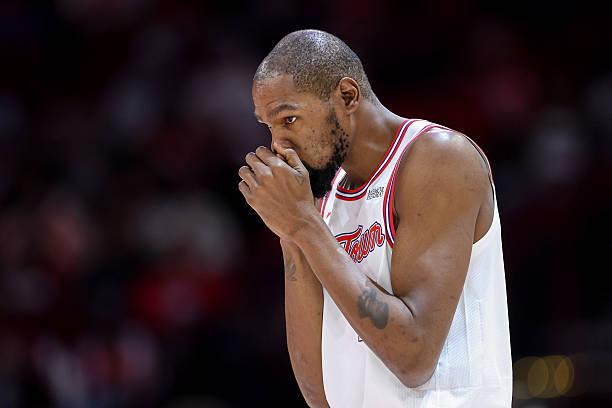 火箭跟队记者LachardBinkley也注意到了杜兰特出场时间的问题。杜兰特