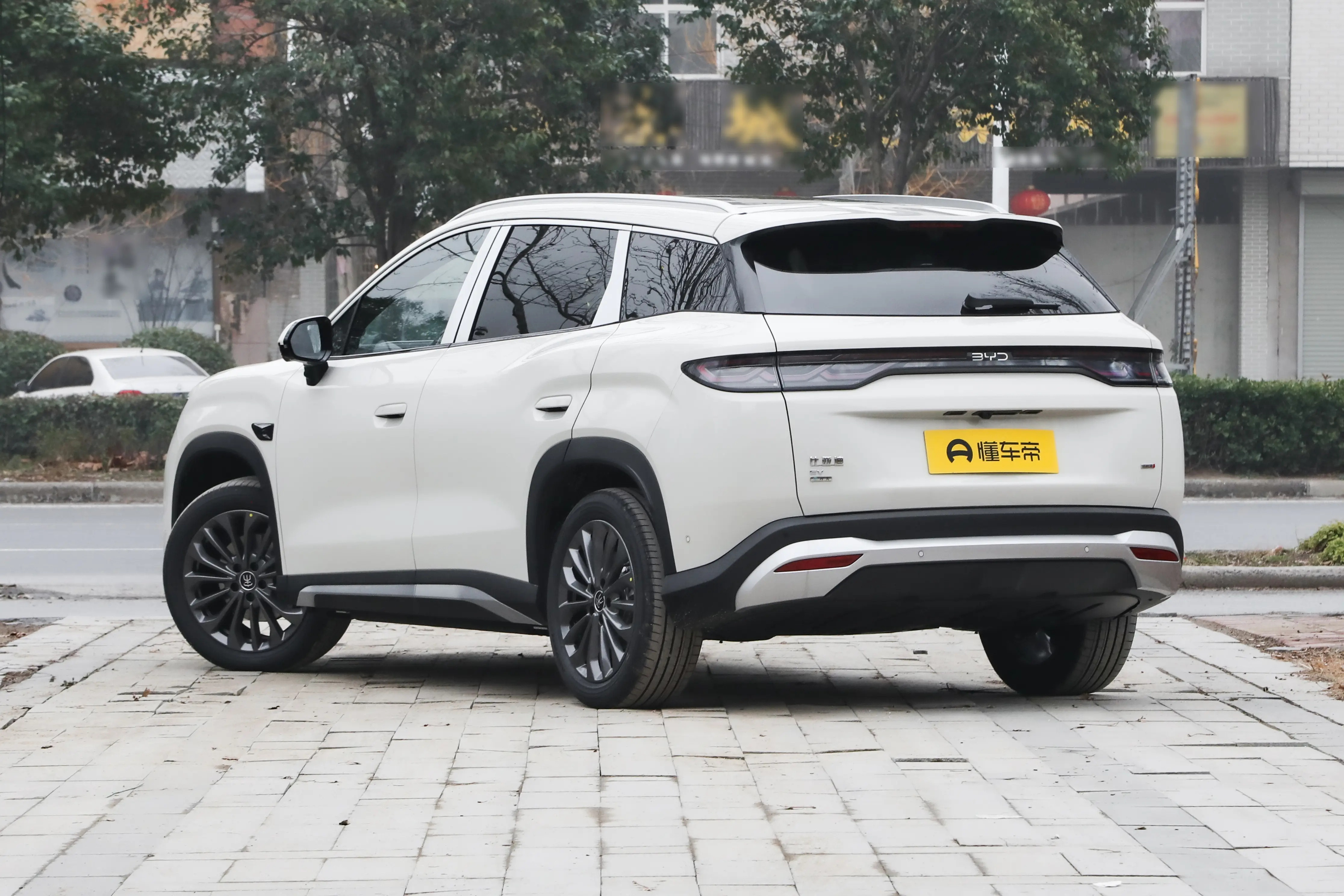 我想说现在的这个市场真的卷麻了，昨天晚上比亚迪宋UltraEV上市了，起售价格