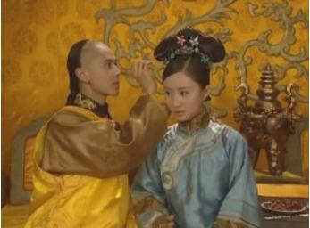1656年，董鄂氏怀孕，丈夫博穆博果尔知道后，竟愤怒地将董鄂氏肚子里的孩子踢到流