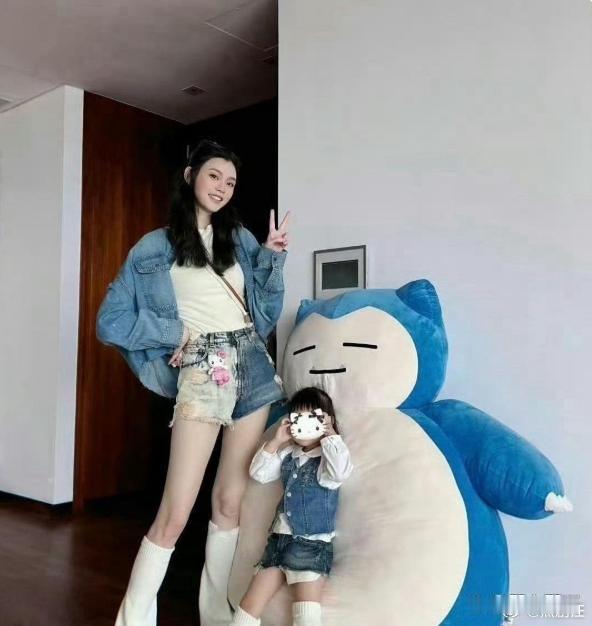奚梦瑶女儿遗传了她的大长腿诶