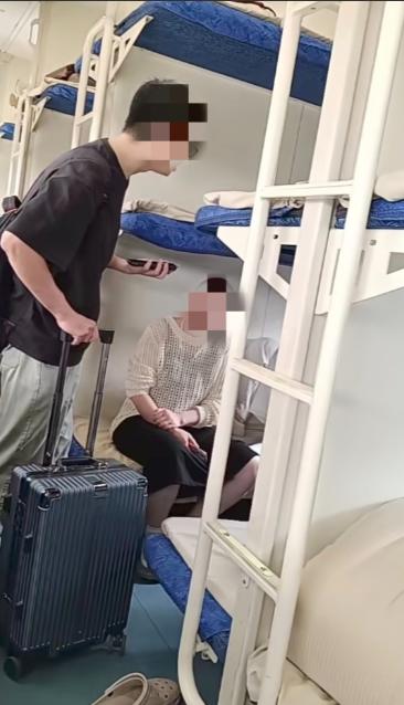 下铺被占，小伙拒绝换铺被骂不懂事，这事我站小伙坐火车最怕遇到什么事？不是晚点
