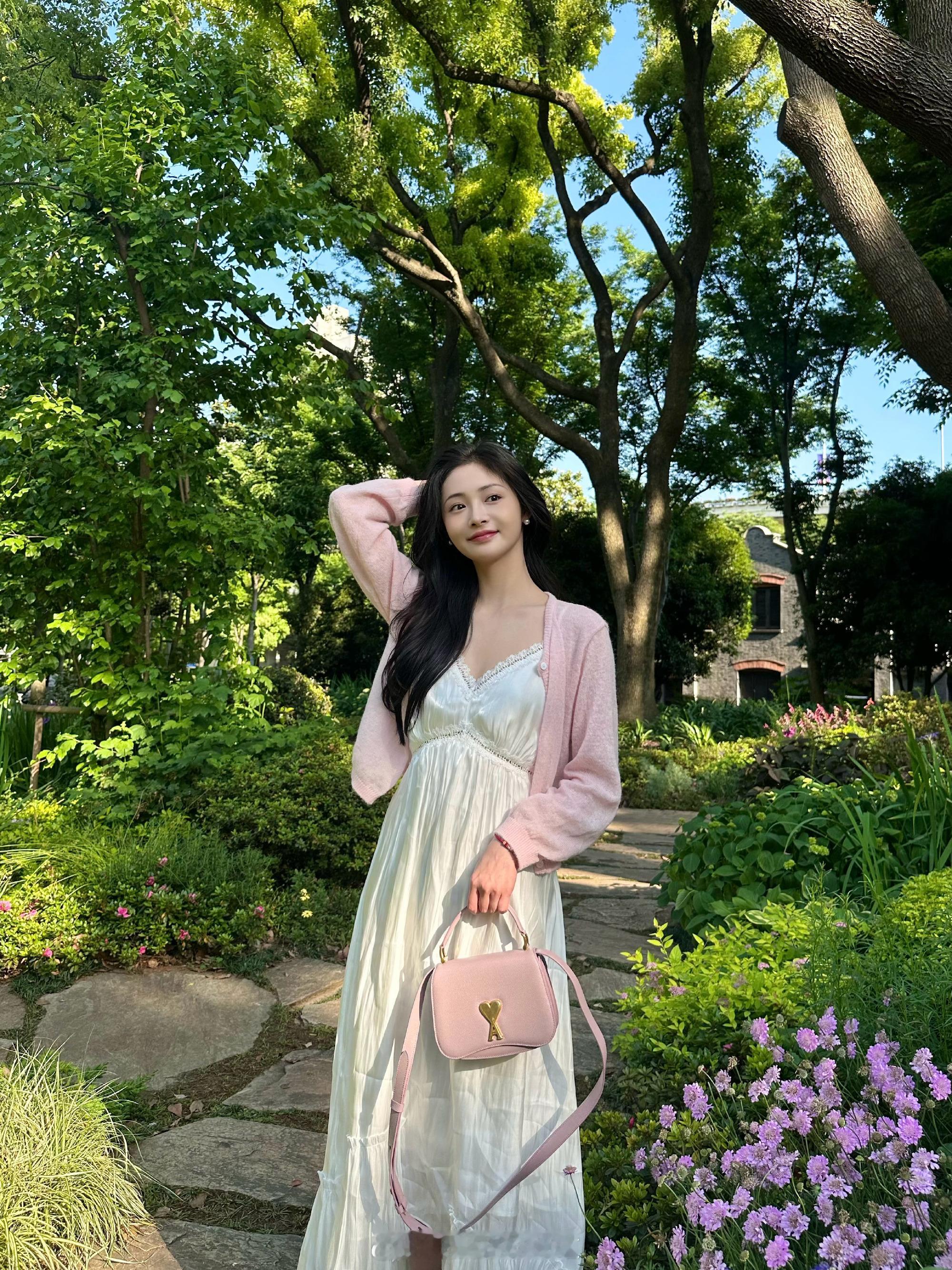 周洁琼初夏的温柔穿搭色彩​​​