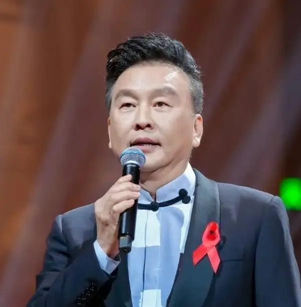 娱乐圈，曝出大瓜！4月8日突爆央视主持张泽群跨国夺子风波，藏了整整十年的家事