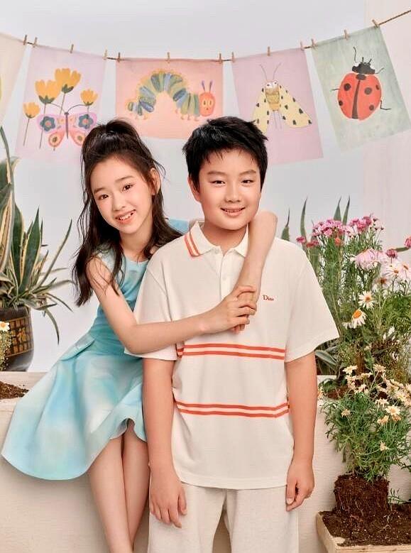 董璇和佟大为，这亲家是当定了？俩孩子，小酒窝和轩轩，手拉手直接上了儿童节杂志