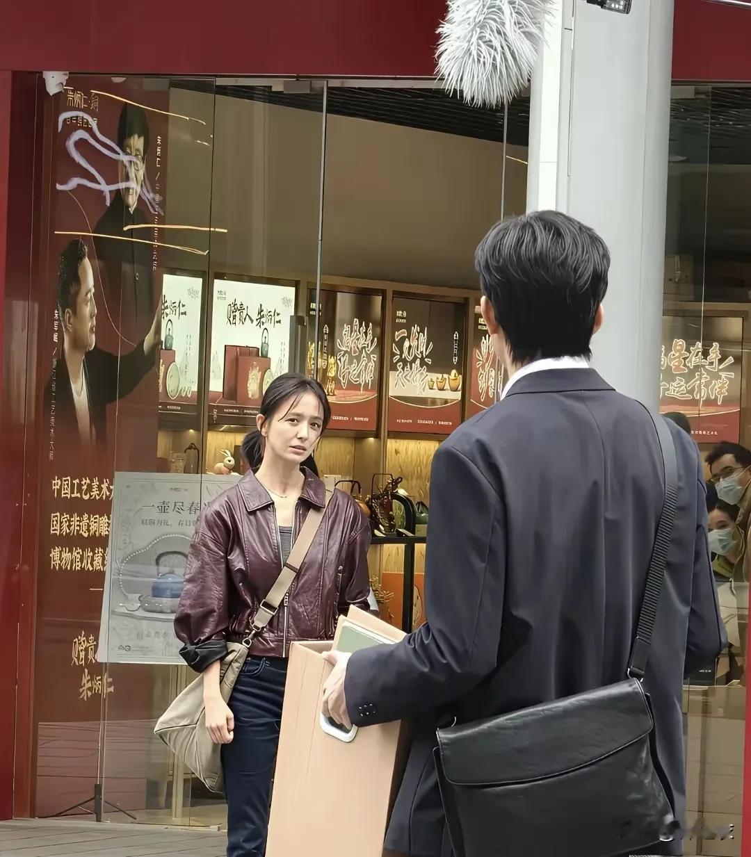 佟丽娅是少有电视上的状态比真人更好看的女明星，因为她真人皮肤黑，气质土，眼神疲