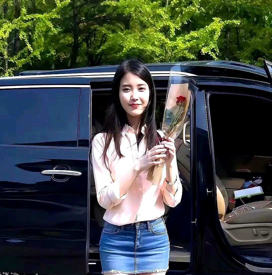 韩国财阀圈公认的白月光，早年网友追着骂她长得丑。刚出道那会韩娱死卡网红脸审