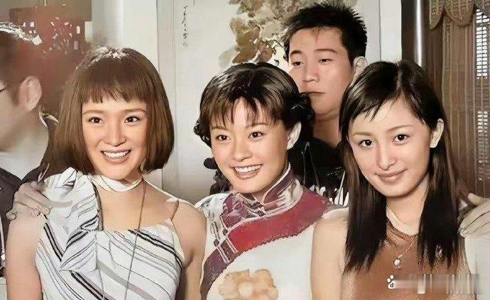 2004年，孙俪和杨幂片场合照，那年21岁，穿着旗袍太美了