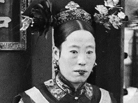 1908年，慈禧去世，她的侄女隆裕太后接管了她的密室，隆裕好奇里面都放着什么？进