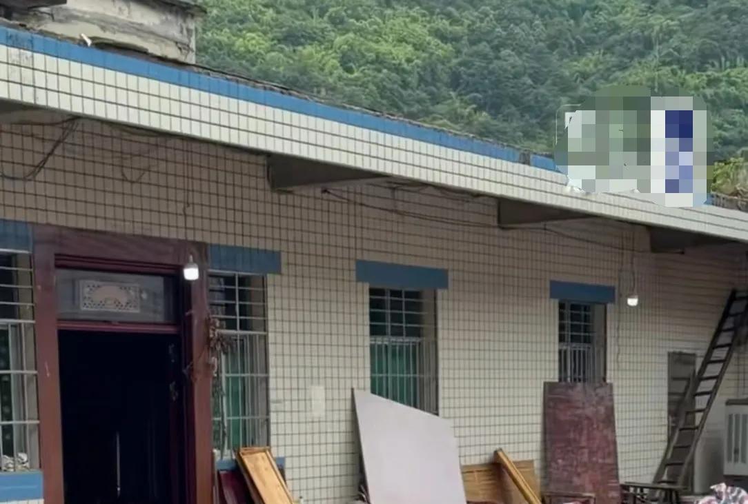 宜宾办升学宴那家，村民说主家还是低保户，父亲在工地打零工，母亲在家务农，没有多少