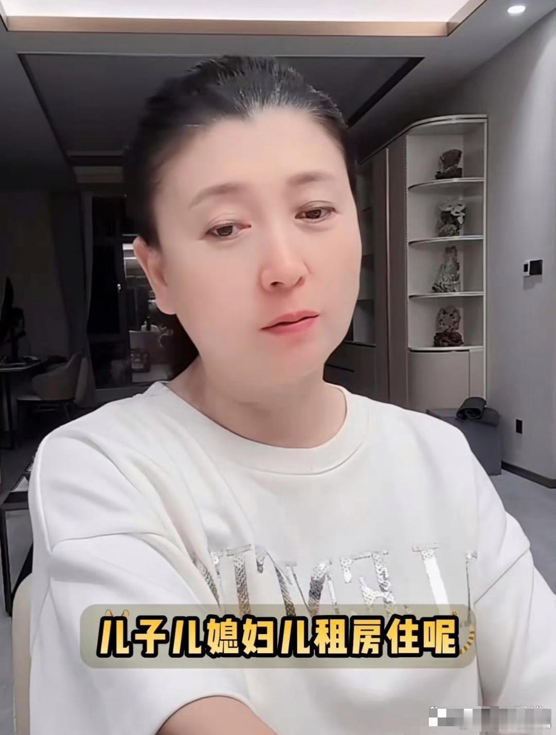 闫学晶哭穷称儿子儿媳年入不到40万！近日，闫学晶在直播间透露32岁的儿子年收入仅